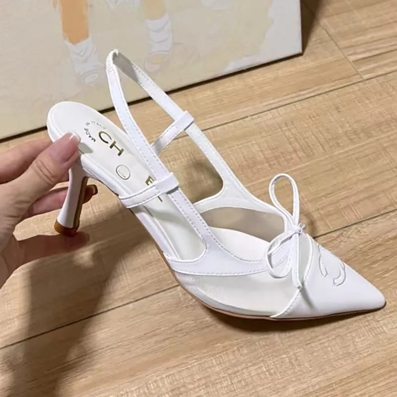 2024 Diseñador de París Pequeño C Estilo C Sandalias de tacón a media altura Elegantes sandalias de verano Tacones sin espalda p
