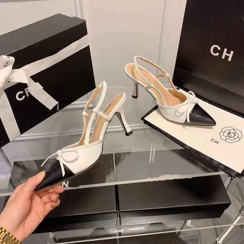 2024 Diseñador de París Pequeño C Estilo C Sandalias de tacón a media altura Elegantes sandalias de verano Tacones sin espalda p