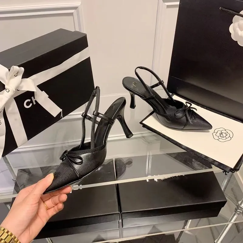 2024 Diseñador de París Pequeño C Estilo C Sandalias de tacón a media altura Elegantes sandalias de verano Tacones sin espalda p