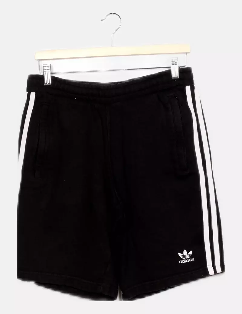 Adidas Pantalones de chándal y joggers Cortos