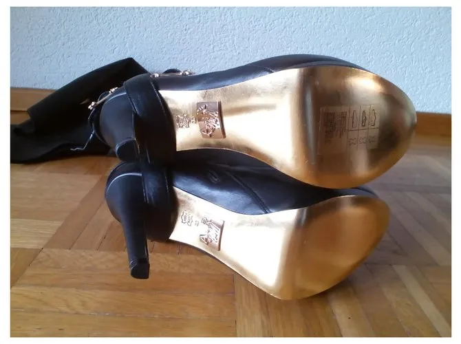 Anna Dello Russo pour H & M ANNA DELLO RUSSO per H&M Botas altas de cuero negro 