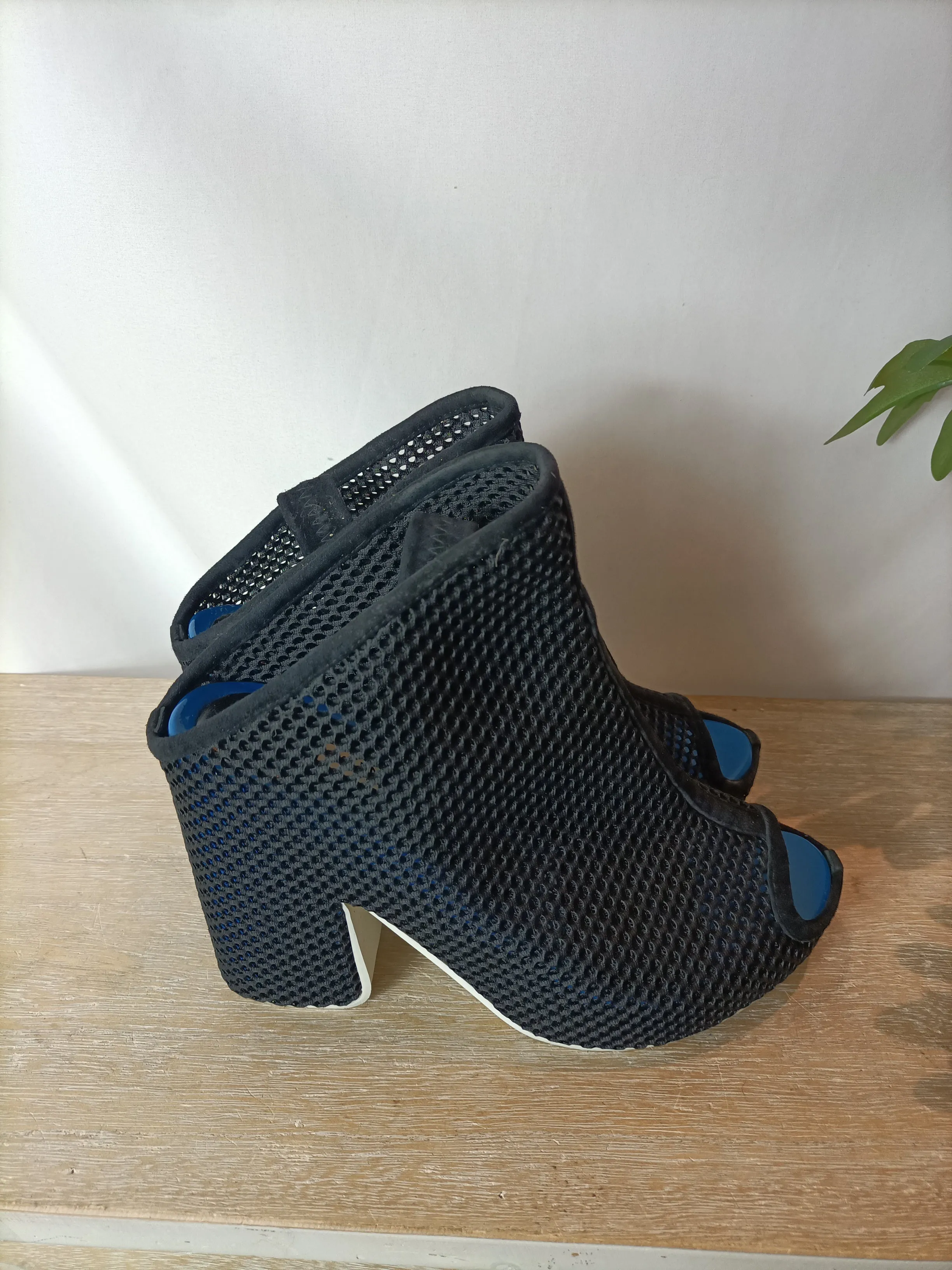 BALENCIAGA.  Zapato plataforma talón descubierto rejilla. T 39