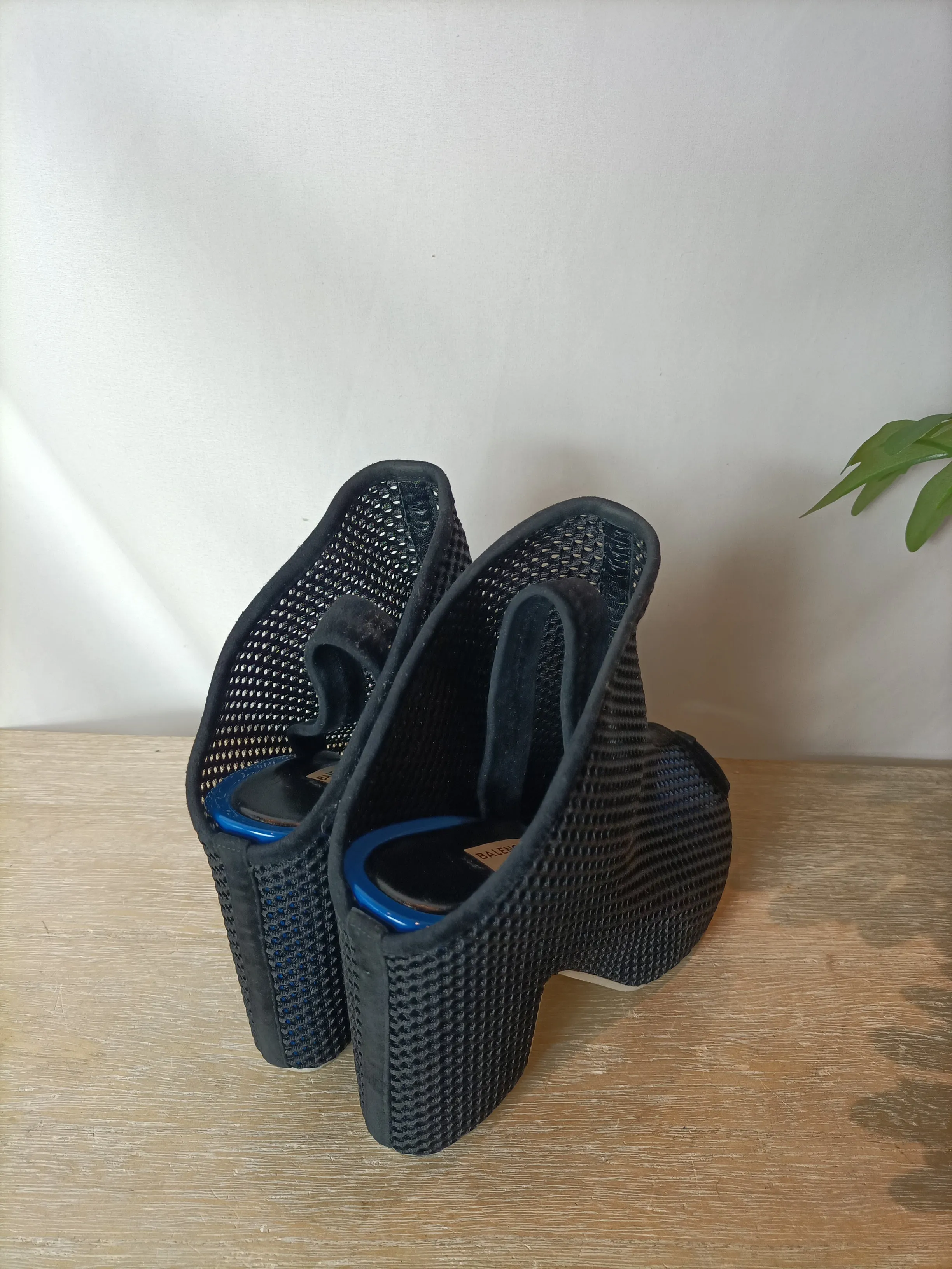 BALENCIAGA.  Zapato plataforma talón descubierto rejilla. T 39
