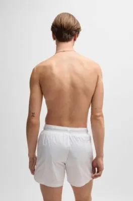 Bañador tipo shorts con forro integral y logo apilado