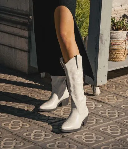 Botas altas cowboy beige con bordado 