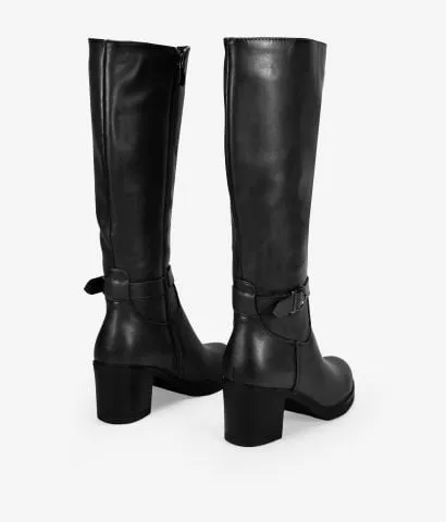Botas altas negras con tacón y hebilla