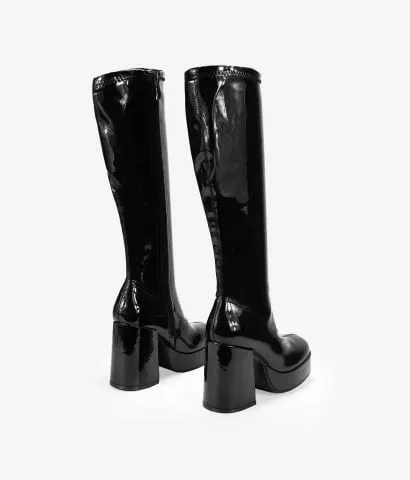 Botas altas negras en charol con tacón y plataforma 