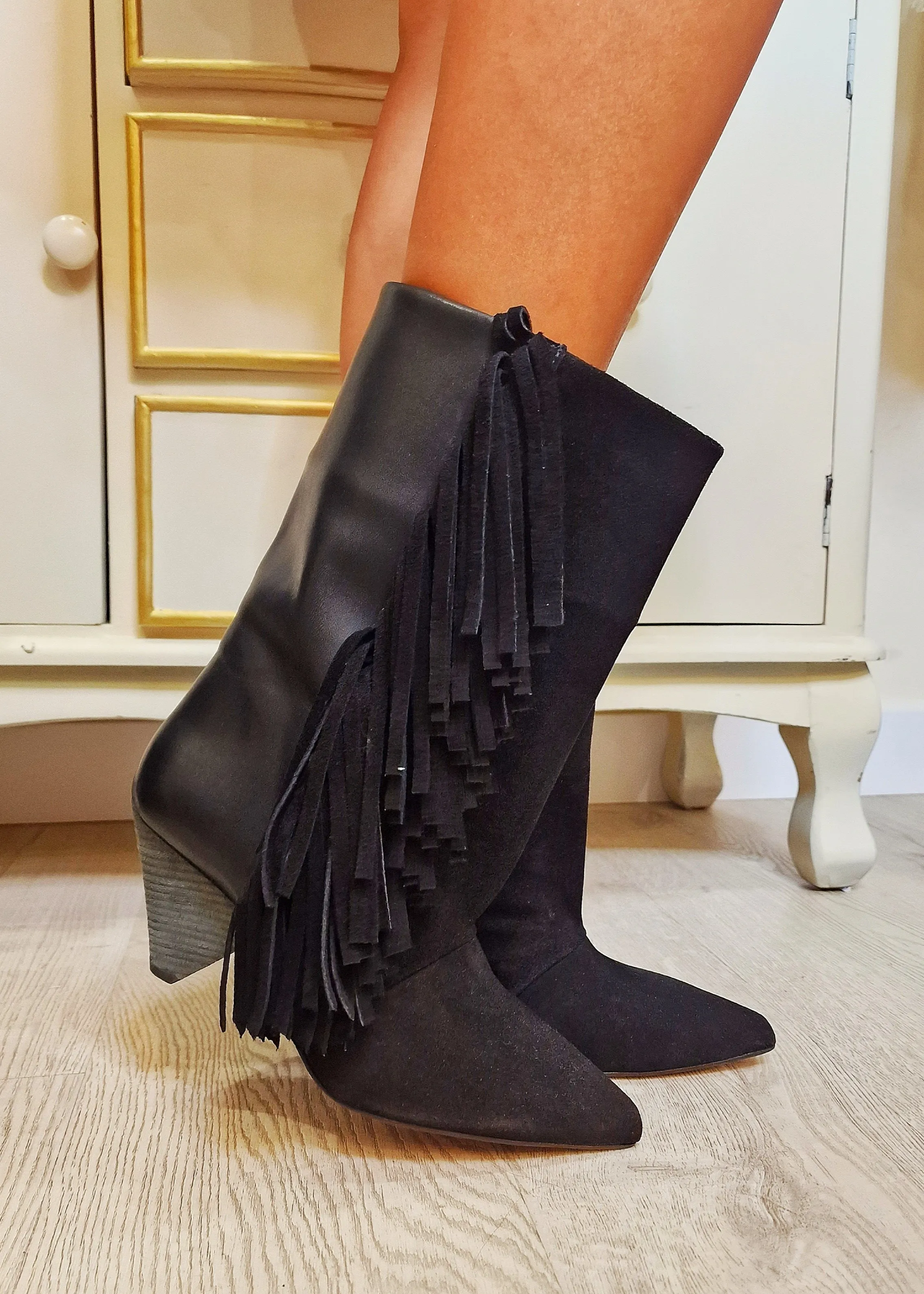 Botin piel flecos negro