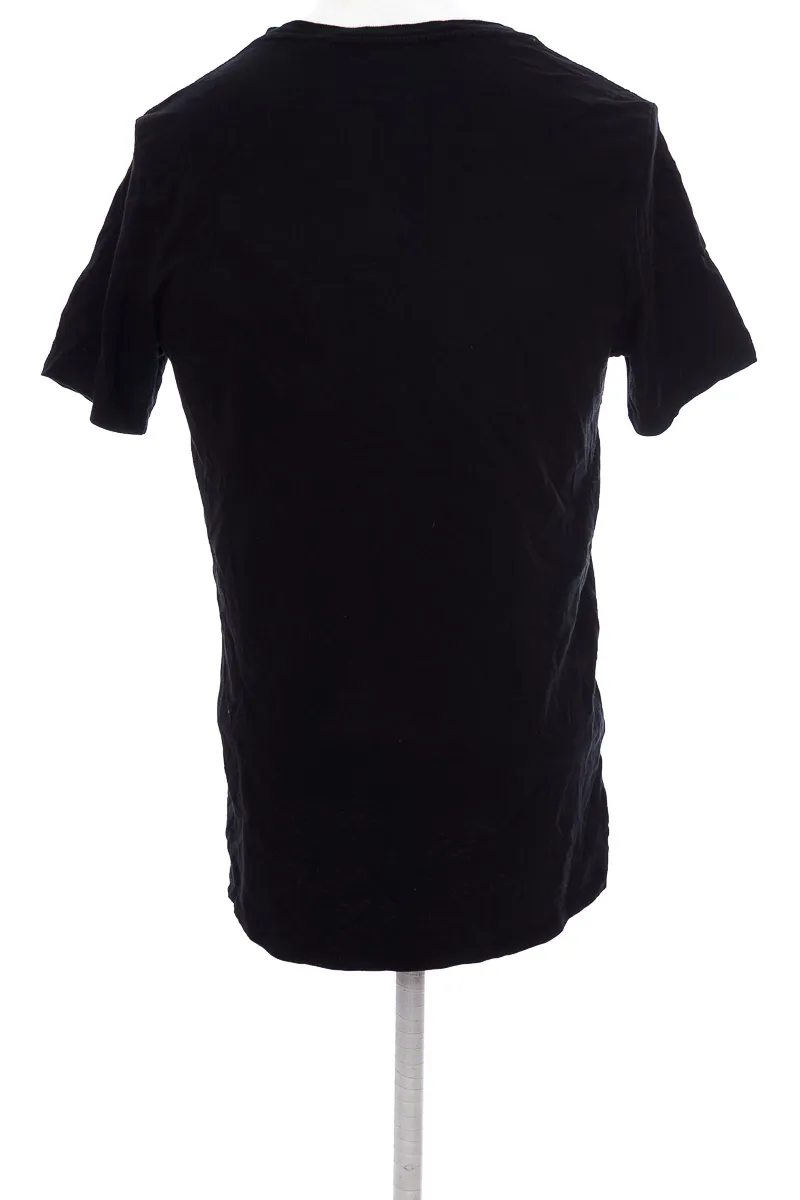 CAMISETA COLOR NEGRO  GUESS