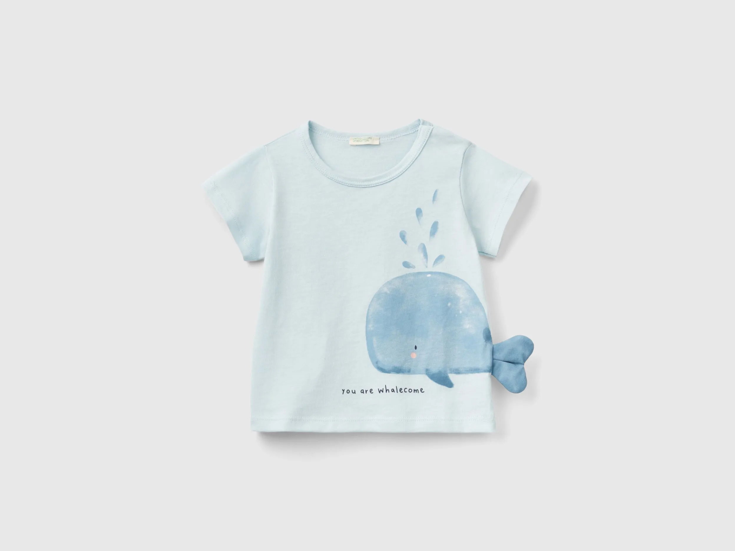 Camiseta con estampado y parche