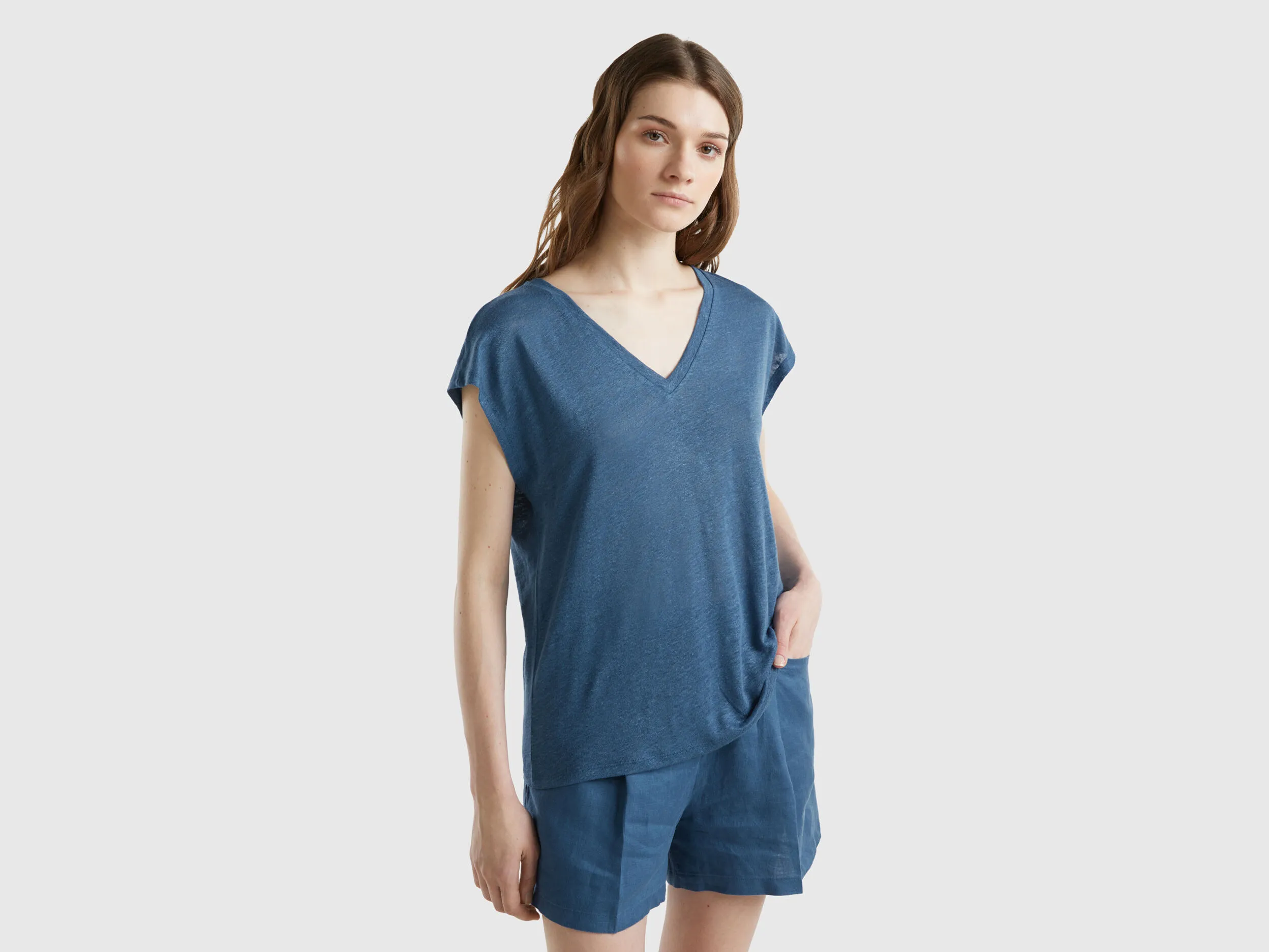 Camiseta de lino puro con cuello de pico