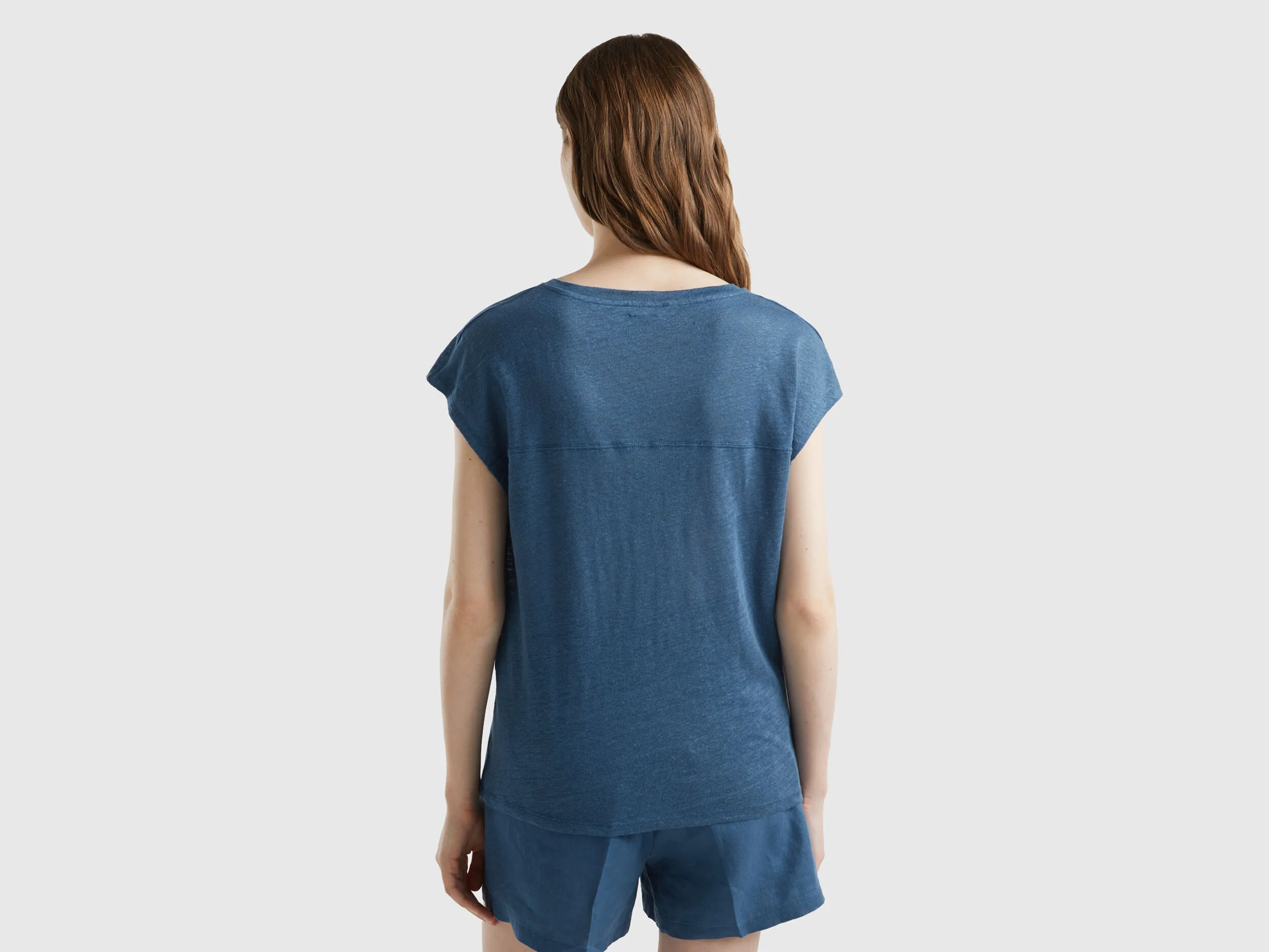Camiseta de lino puro con cuello de pico