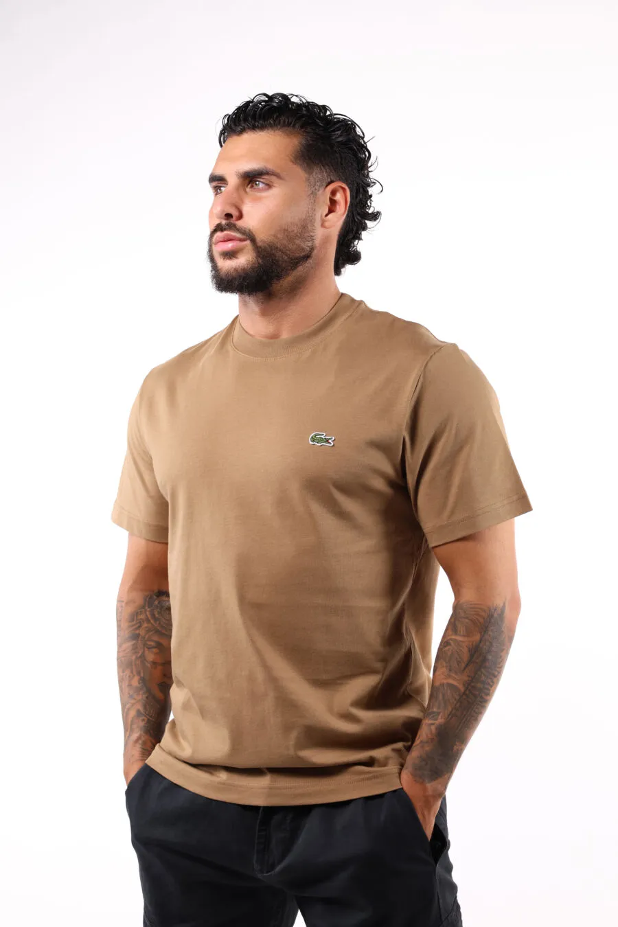 Camiseta marrón con minilogo 