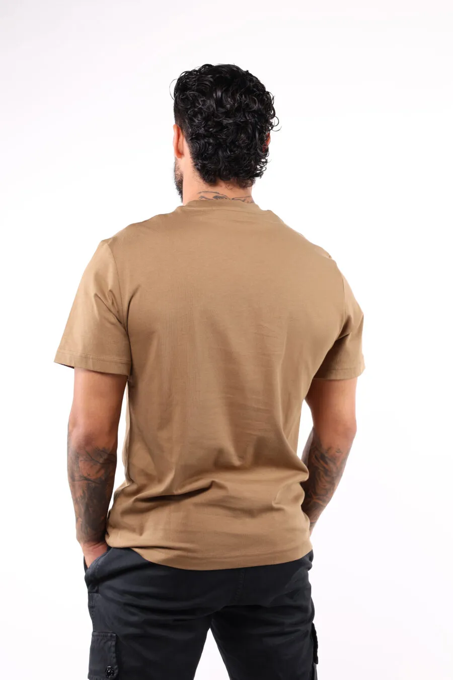 Camiseta marrón con minilogo 