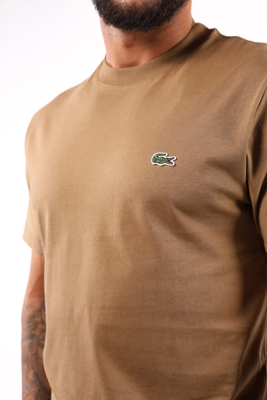 Camiseta marrón con minilogo 