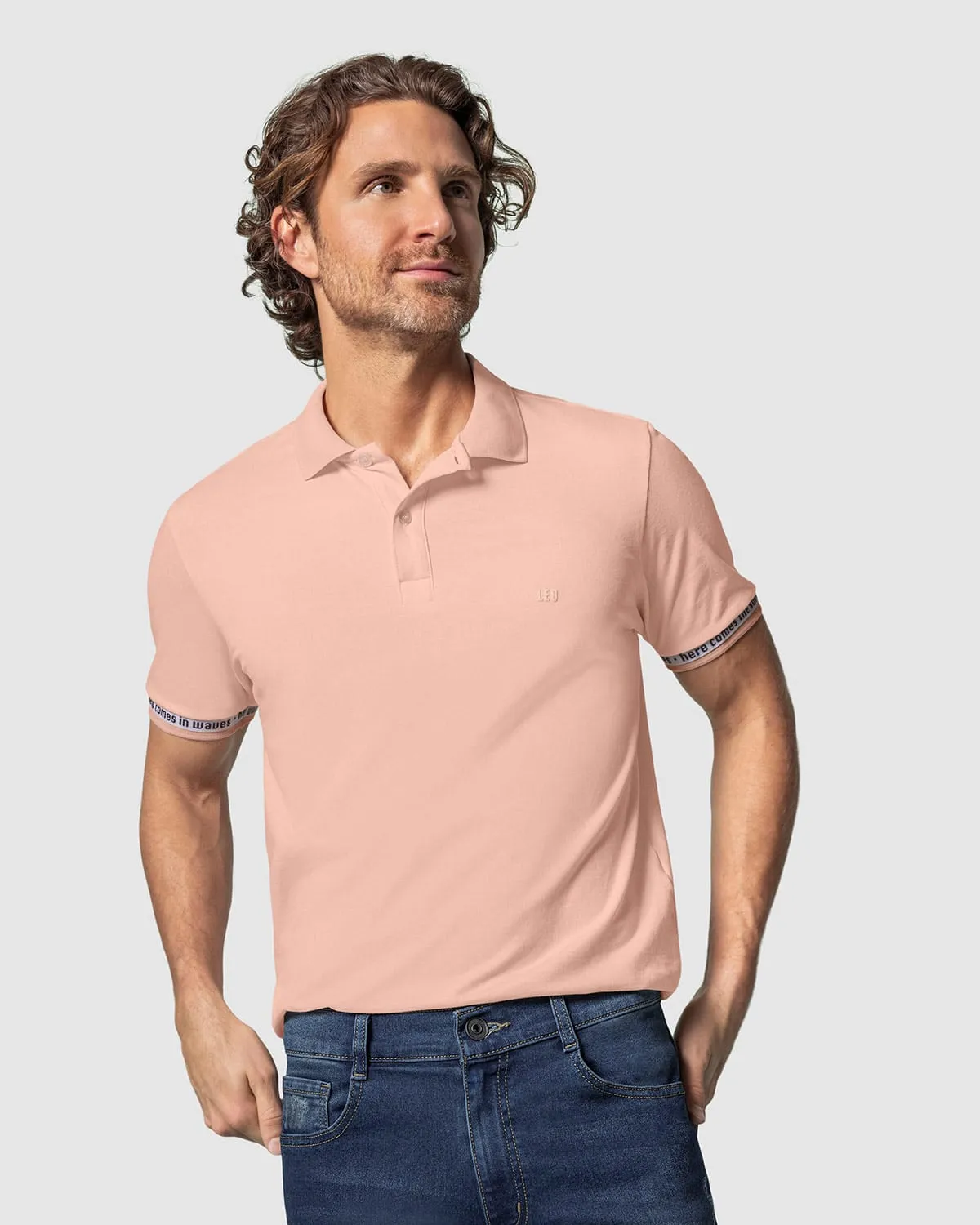 Camiseta tipo polo con elástico decorativo en puos