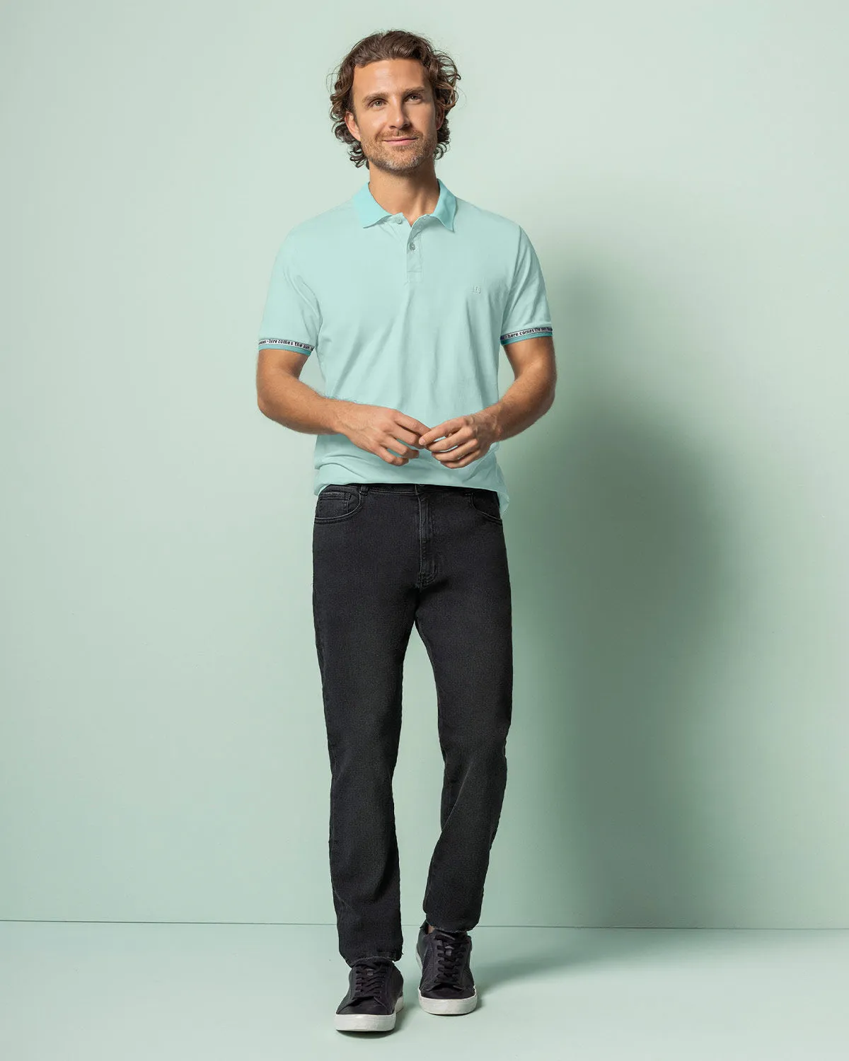 Camiseta tipo polo con elástico decorativo en puos