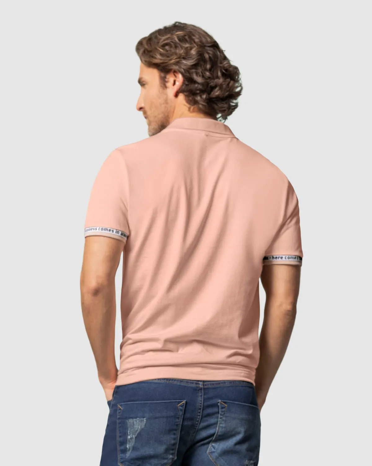 Camiseta tipo polo con elástico decorativo en puos