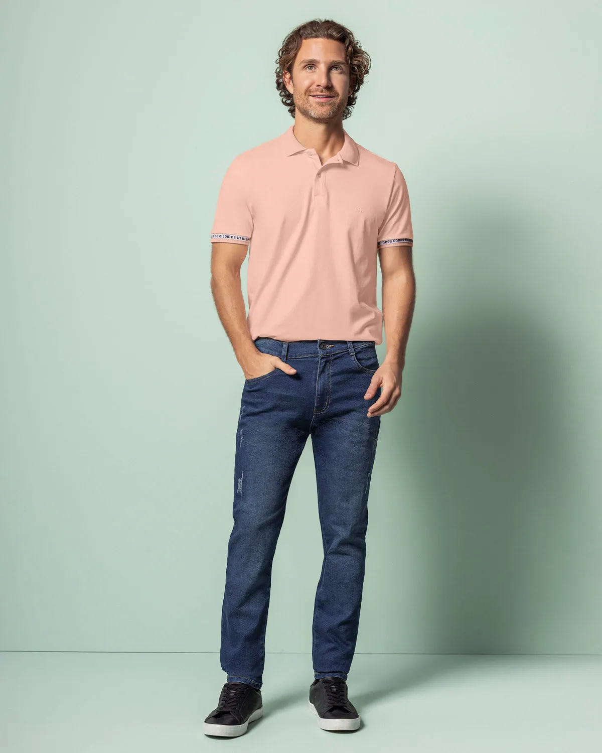Camiseta tipo polo con elástico decorativo en puos