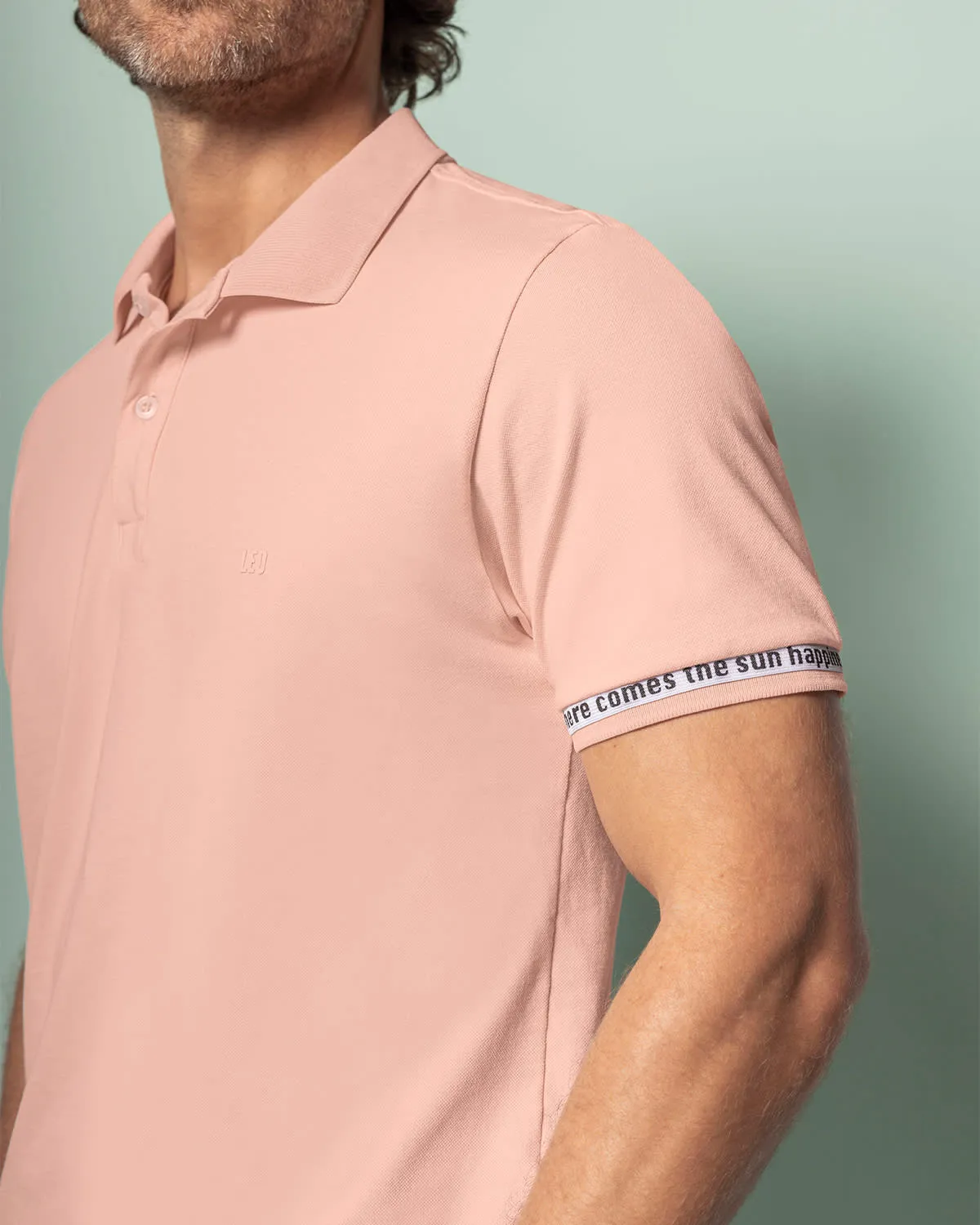 Camiseta tipo polo con elástico decorativo en puos