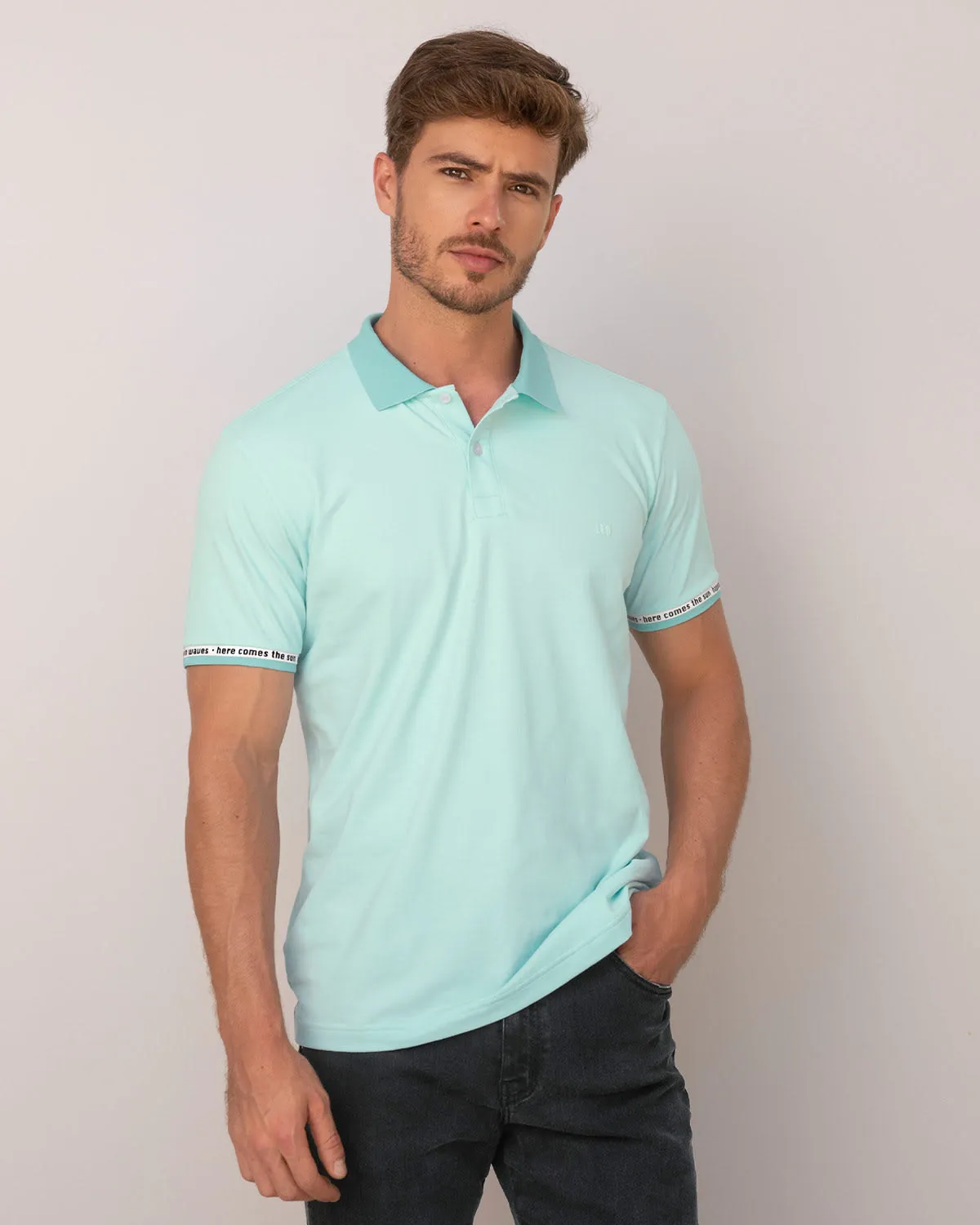 Camiseta tipo polo con elástico decorativo en puos
