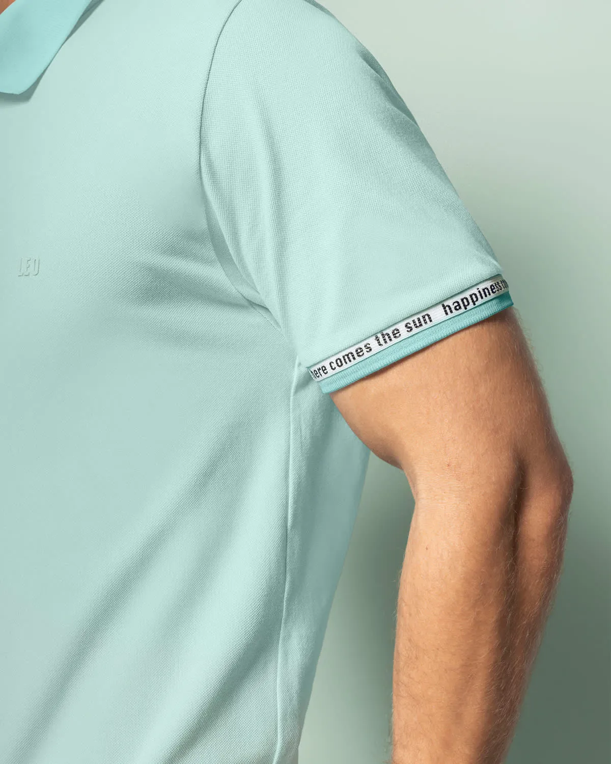 Camiseta tipo polo con elástico decorativo en puos