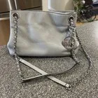 Cartera Michael Kors de cuero granulado topo con correa de cadena plateada