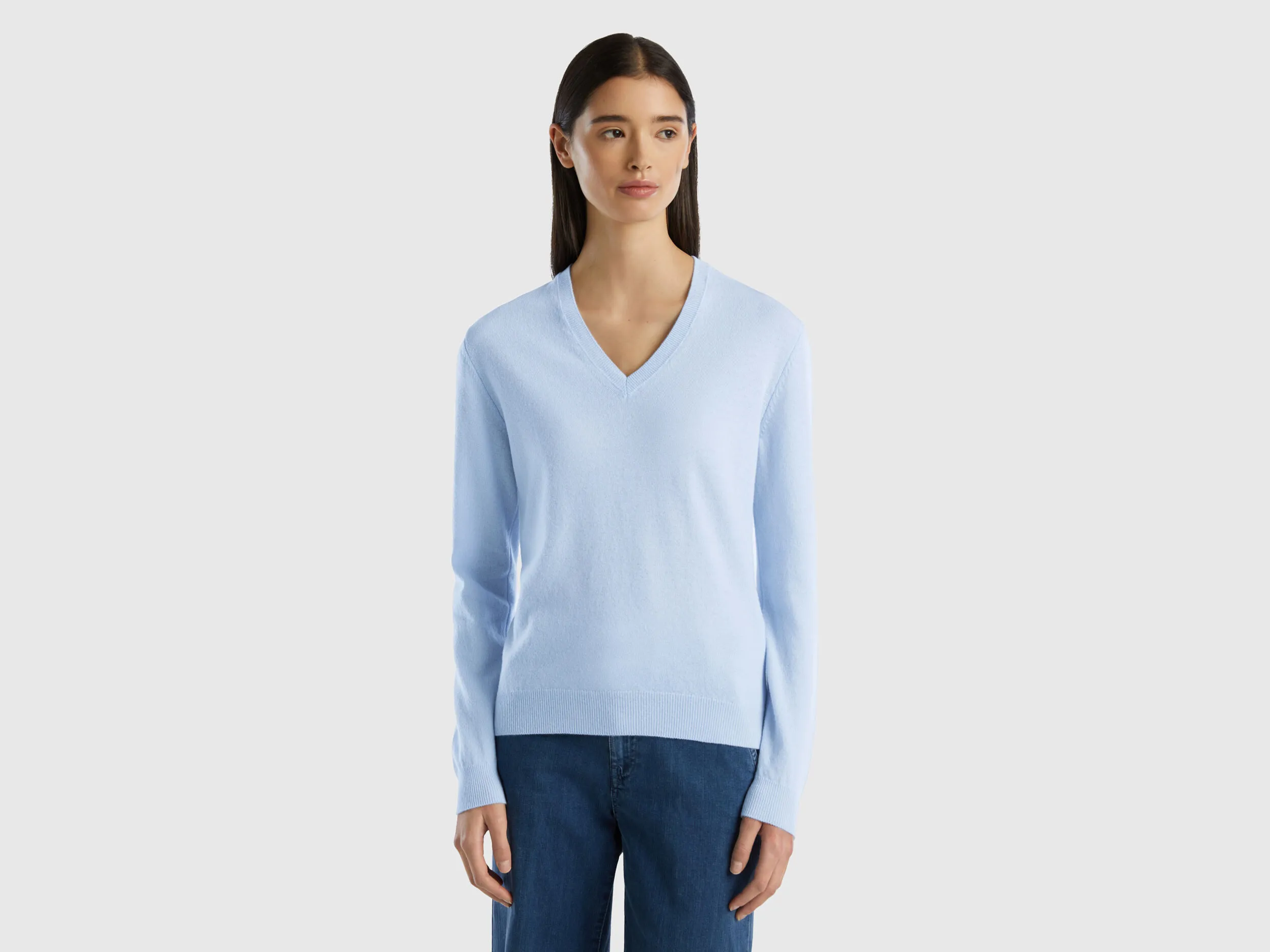 Jersey con escote de pico celeste de pura lana merina