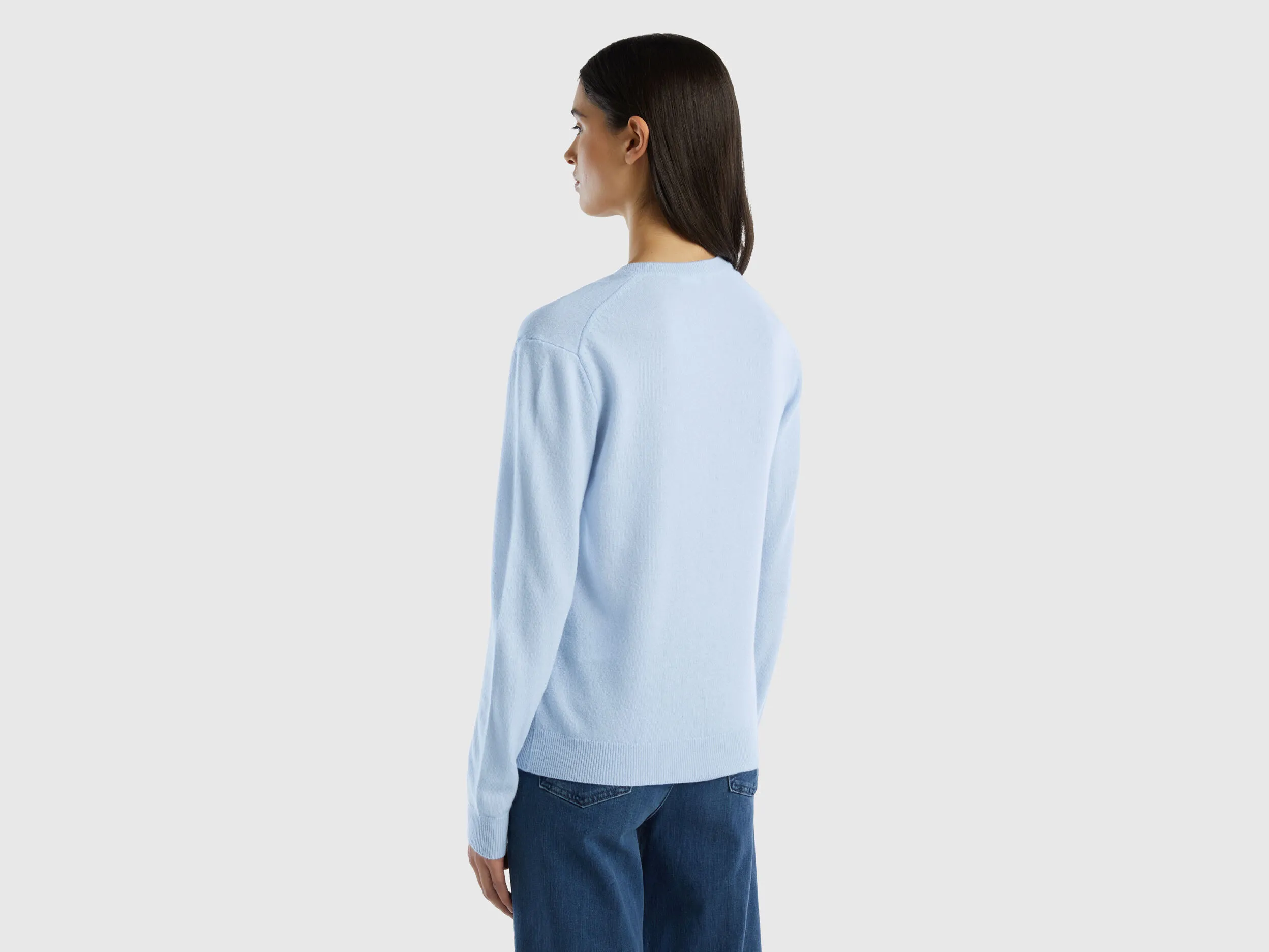 Jersey con escote de pico celeste de pura lana merina