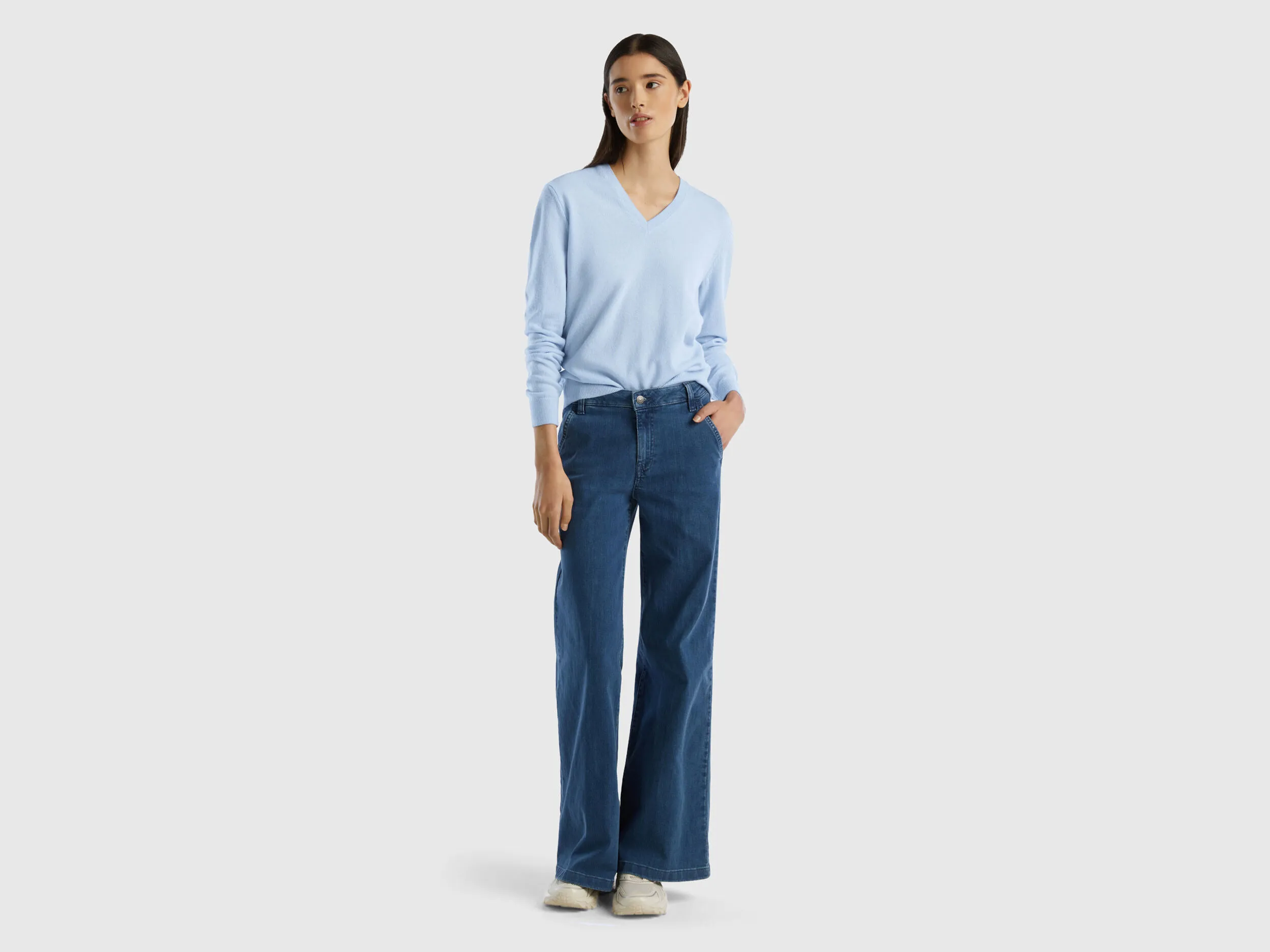 Jersey con escote de pico celeste de pura lana merina