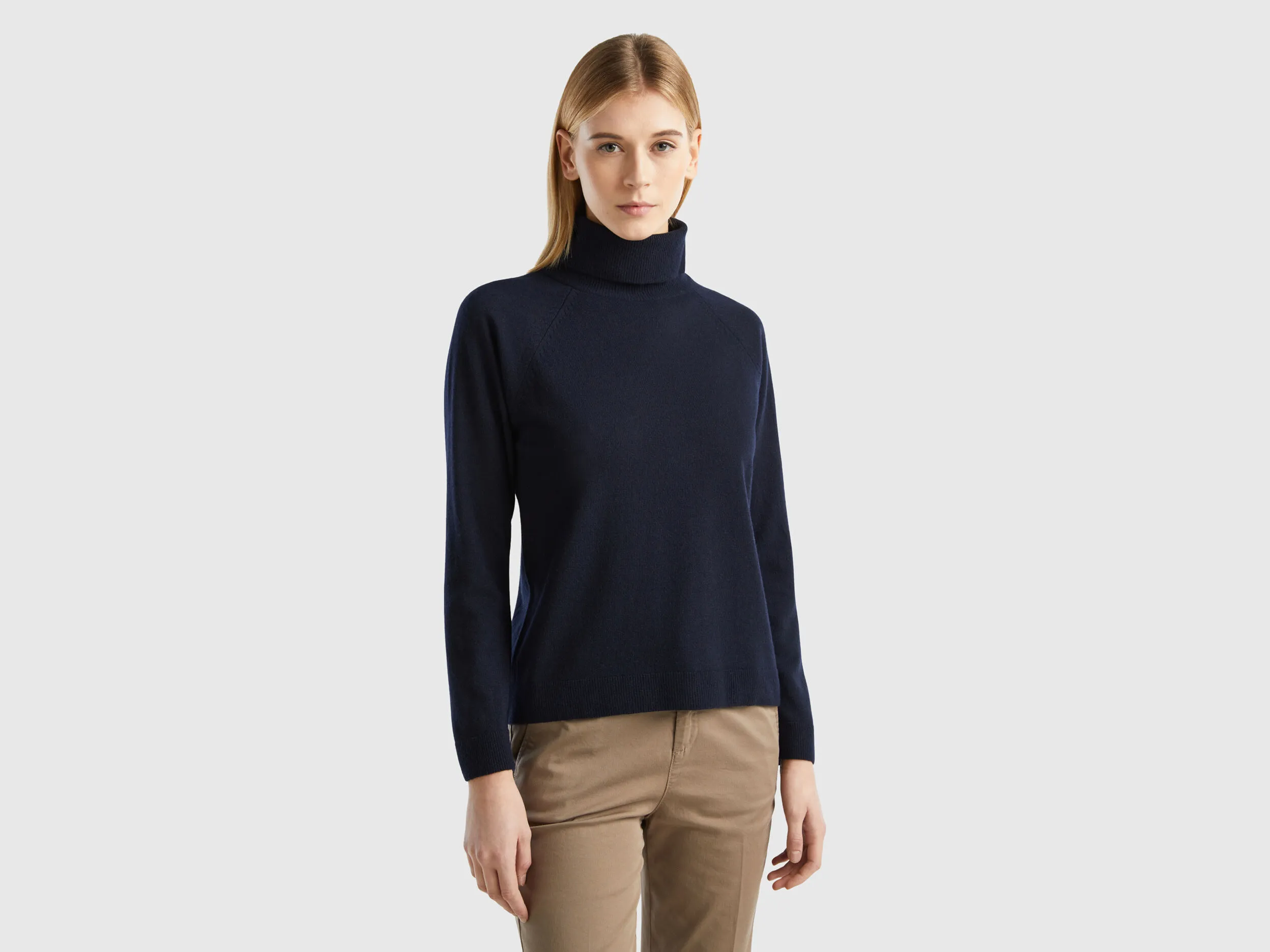 Jersey de cuello alto azul oscuro en mezcla de lana y cachemir