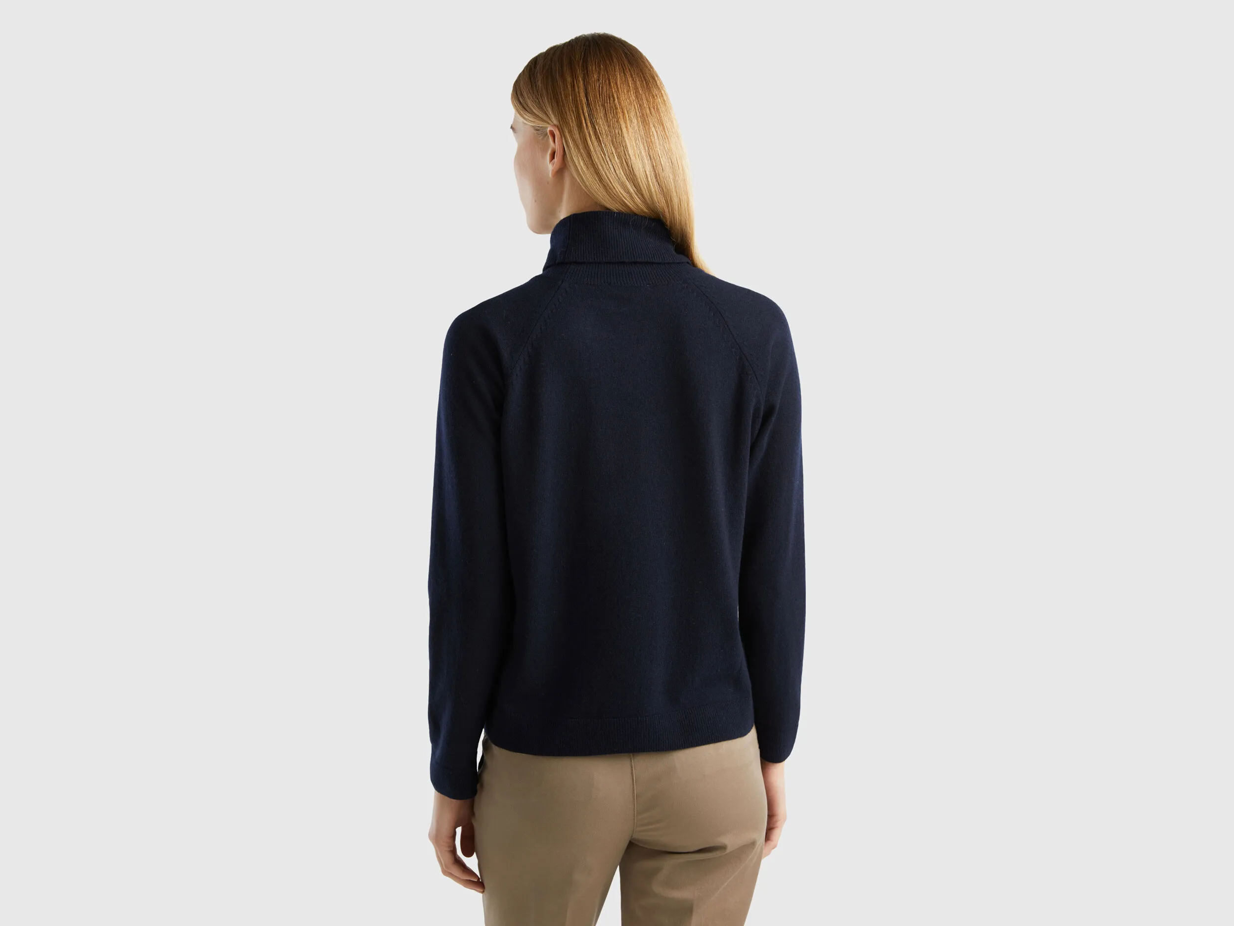 Jersey de cuello alto azul oscuro en mezcla de lana y cachemir