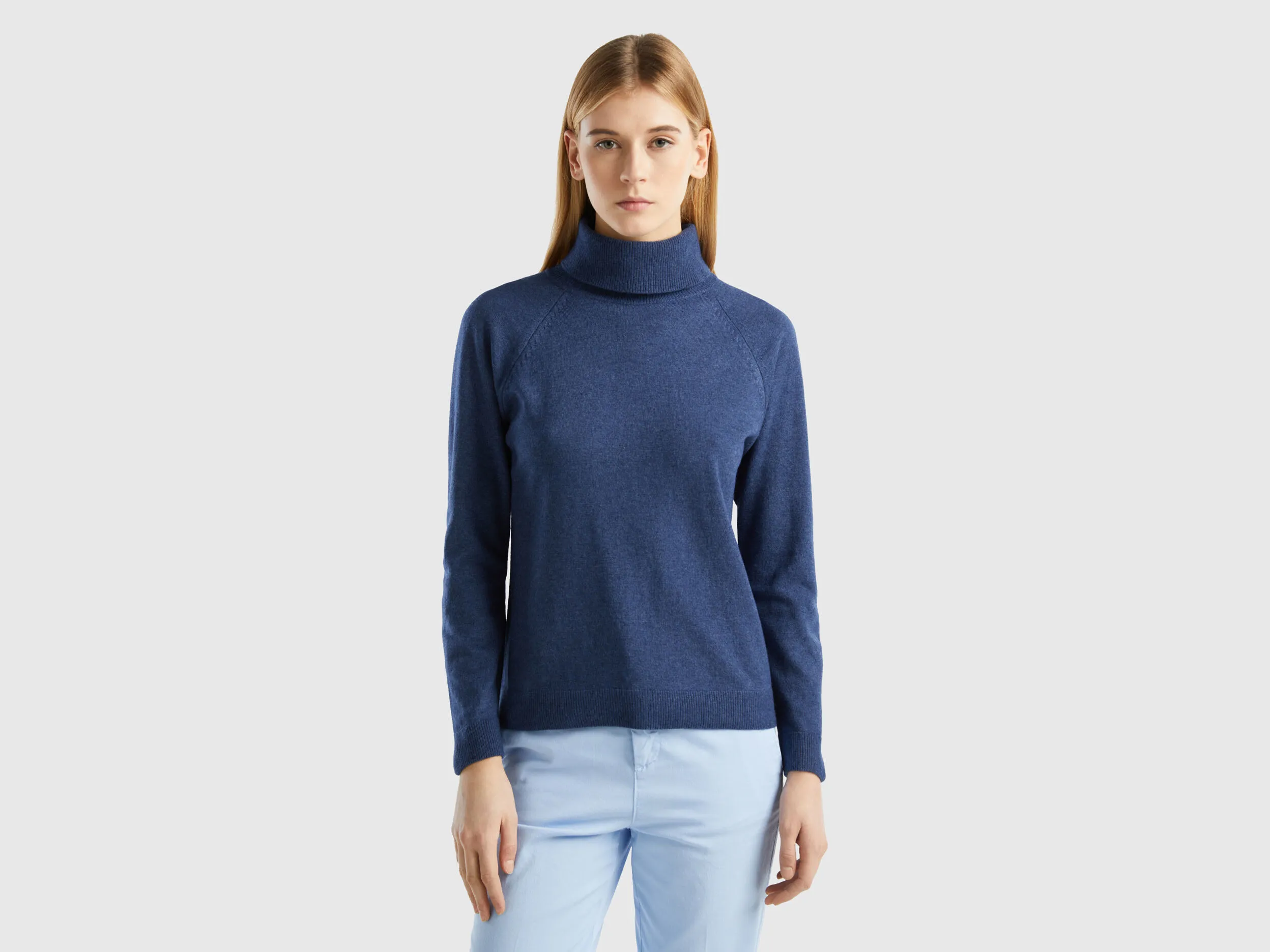 Jersey de cuello cisne azul en mezcla de lana y cachemir