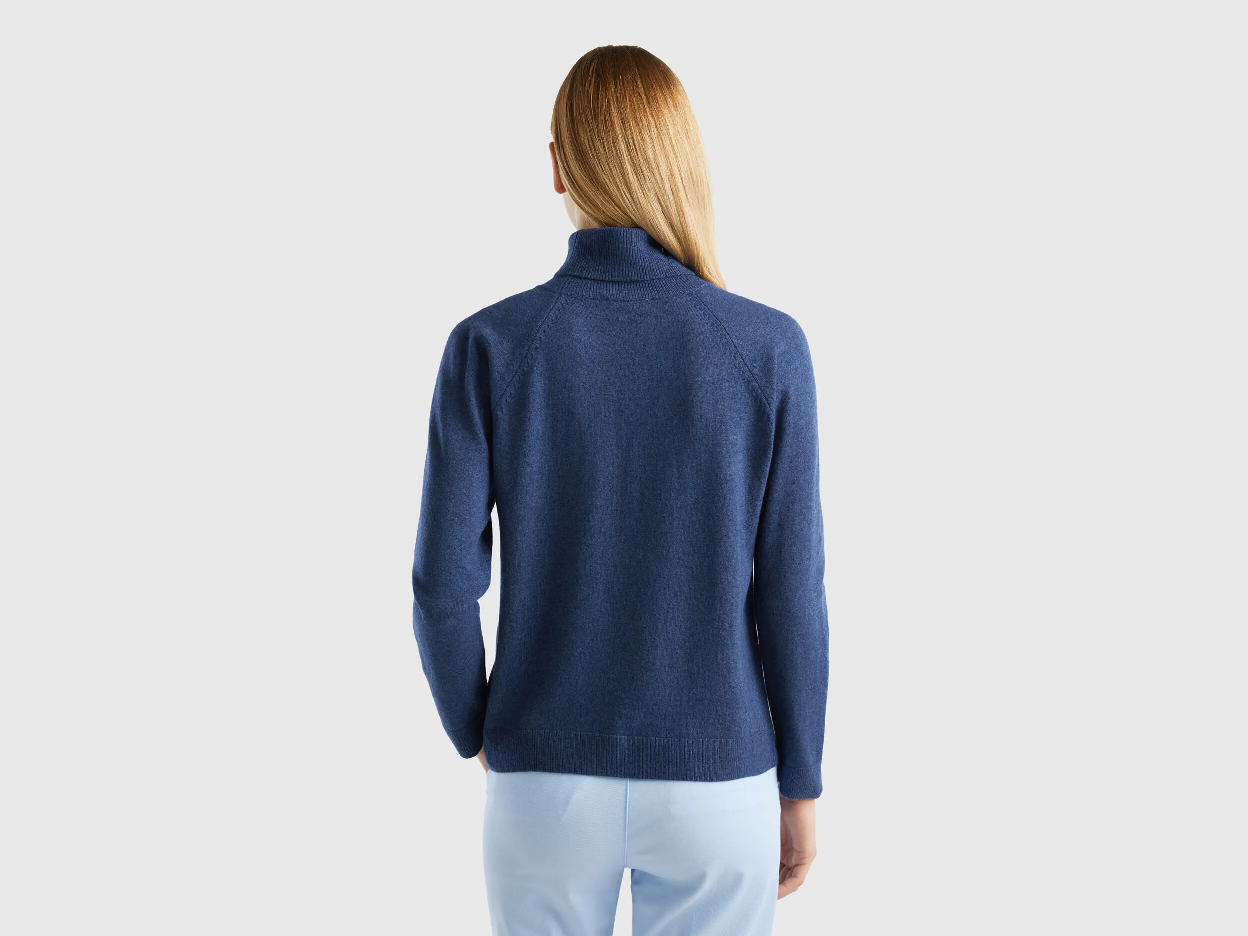 Jersey de cuello cisne azul en mezcla de lana y cachemir