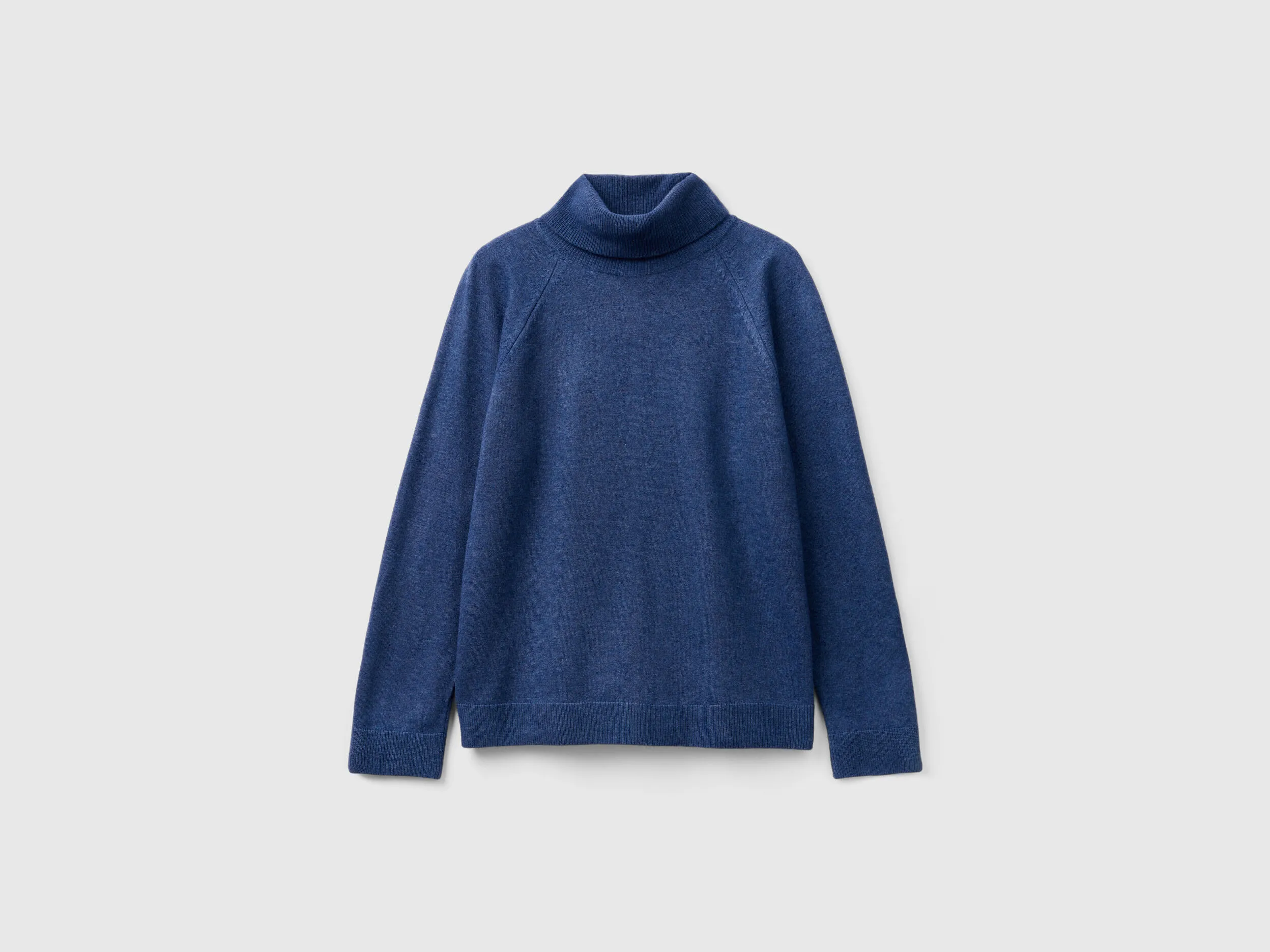 Jersey de cuello cisne azul en mezcla de lana y cachemir