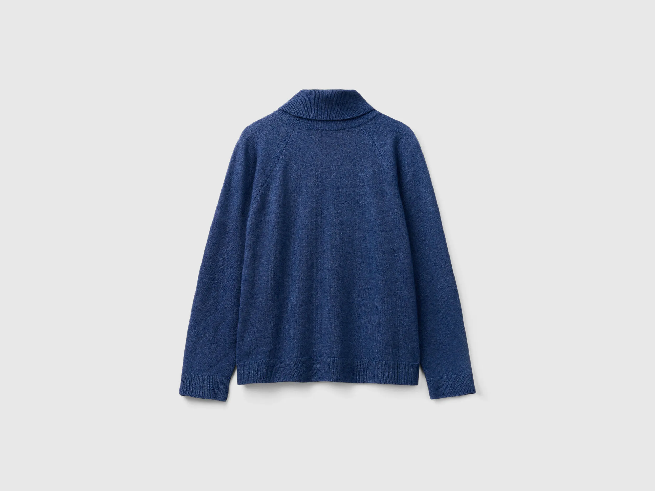 Jersey de cuello cisne azul en mezcla de lana y cachemir