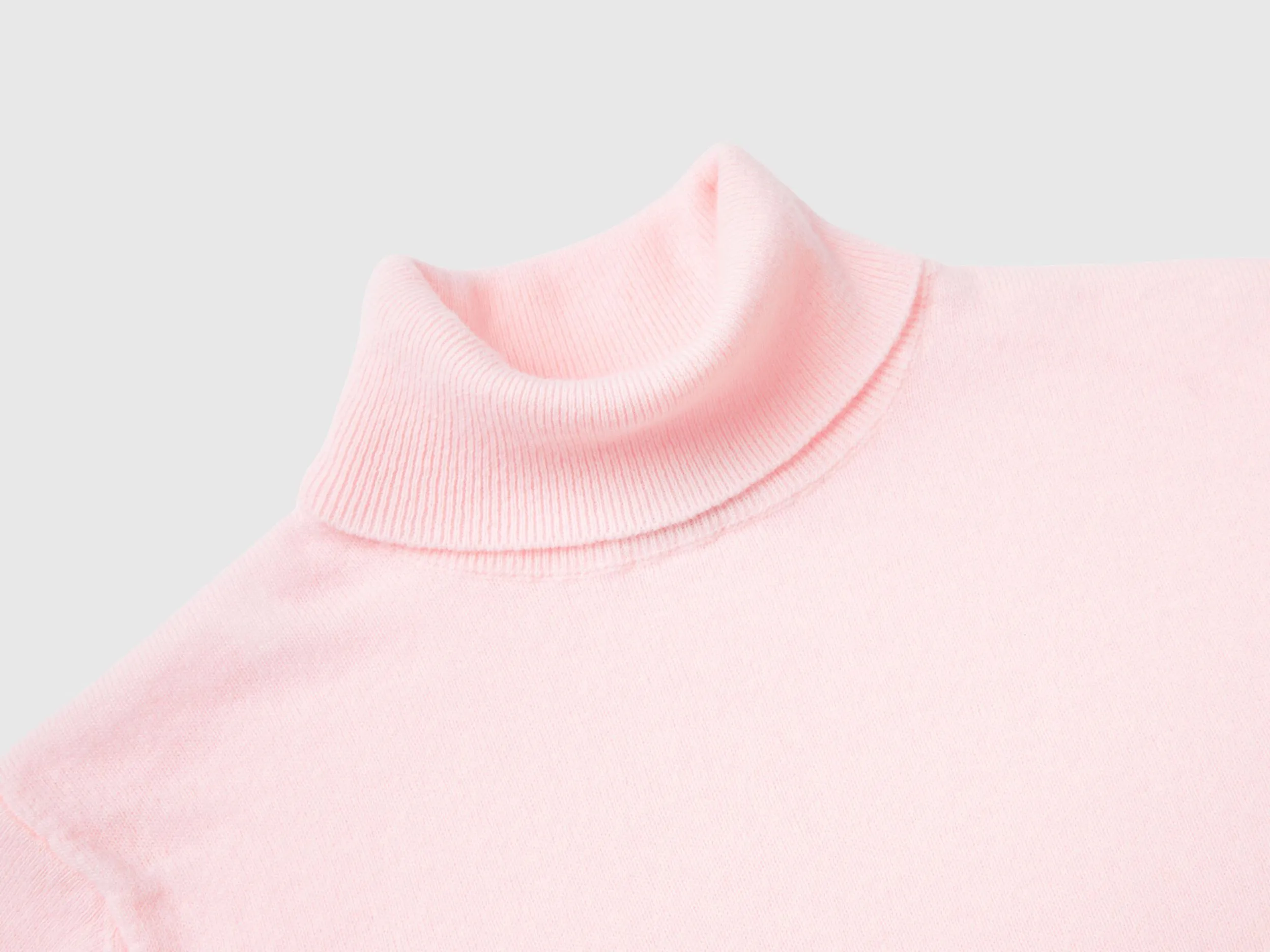 Jersey de cuello cisne rosa claro de pura lana merina