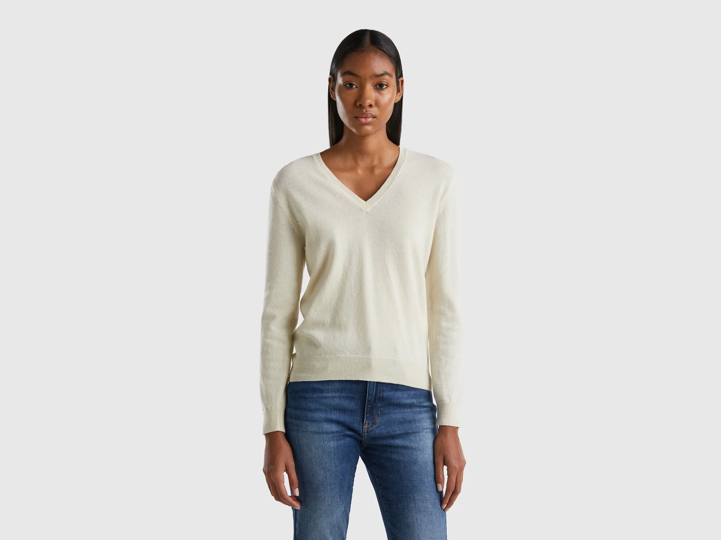 Jersey de pura lana Merina color crema con escote de pico