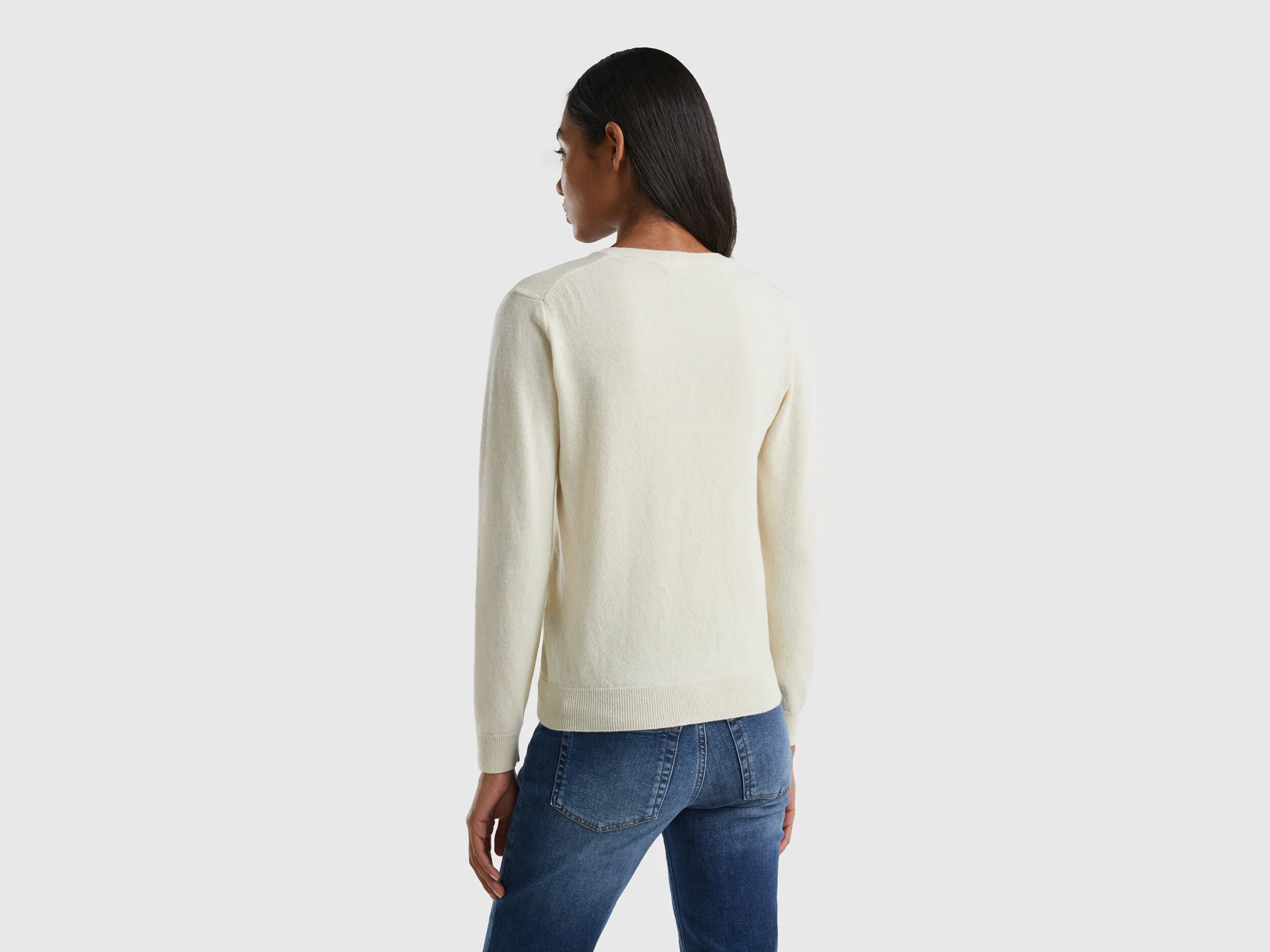 Jersey de pura lana Merina color crema con escote de pico