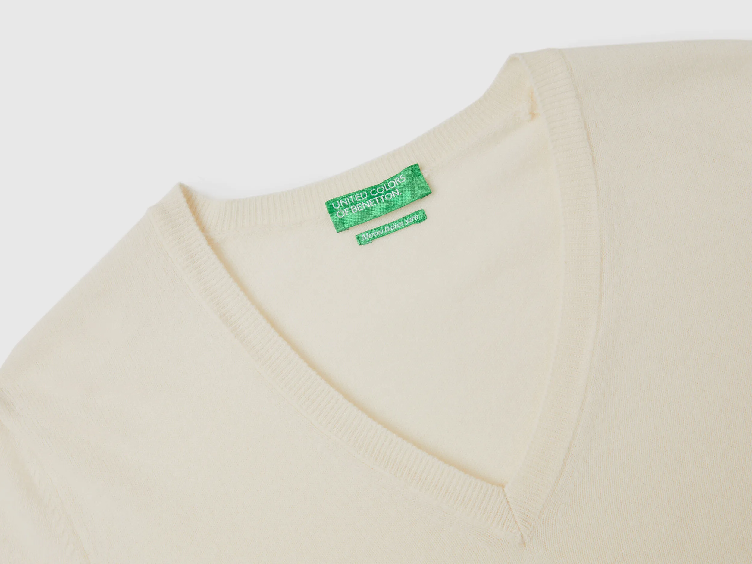 Jersey de pura lana Merina color crema con escote de pico