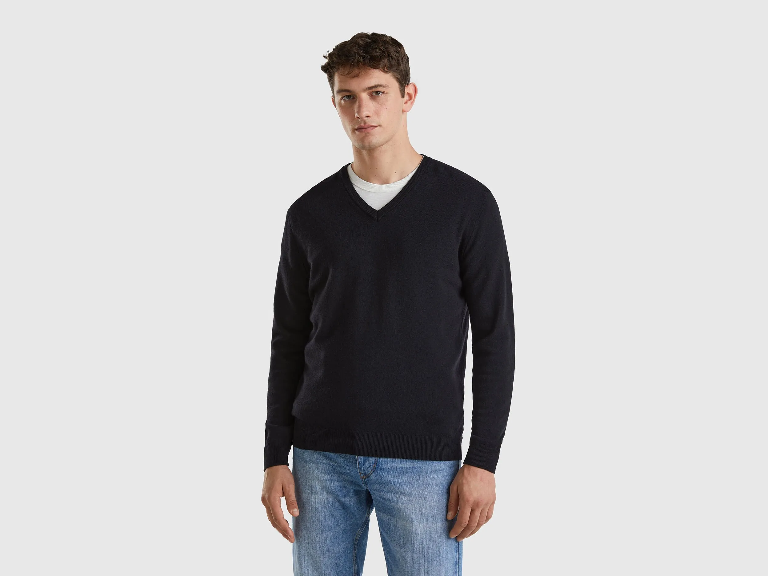 Jersey de pura lana Merina negro con escote de pico
