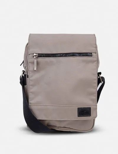 Lacoste Bandolera taupe detalle logo