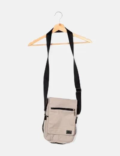 Lacoste Bandolera taupe detalle logo