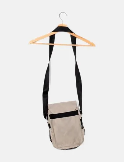 Lacoste Bandolera taupe detalle logo