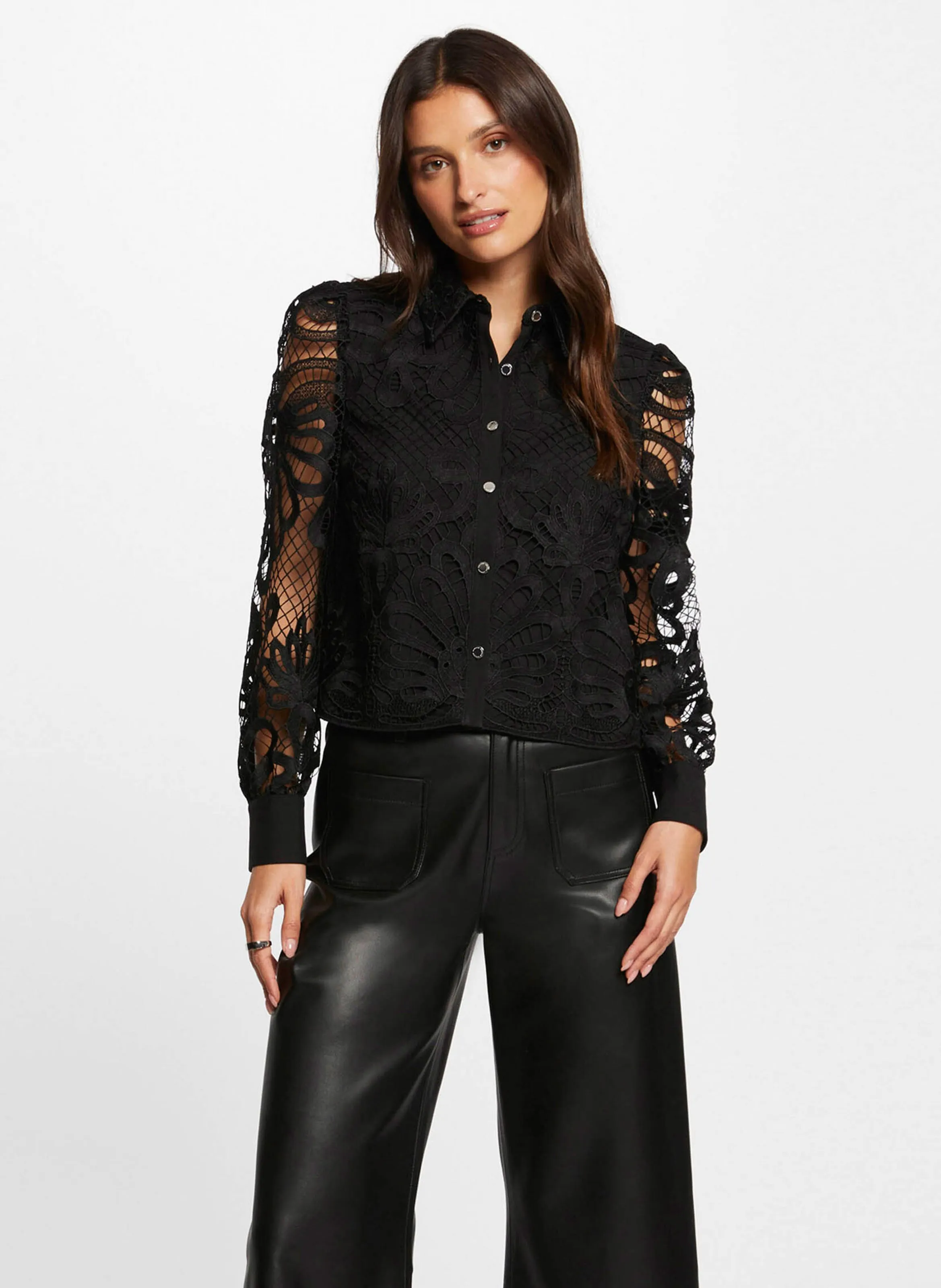 MORGAN COSLAX  TOP CON CUELLO CAMISERO DE ENCAJE EN NEGRO