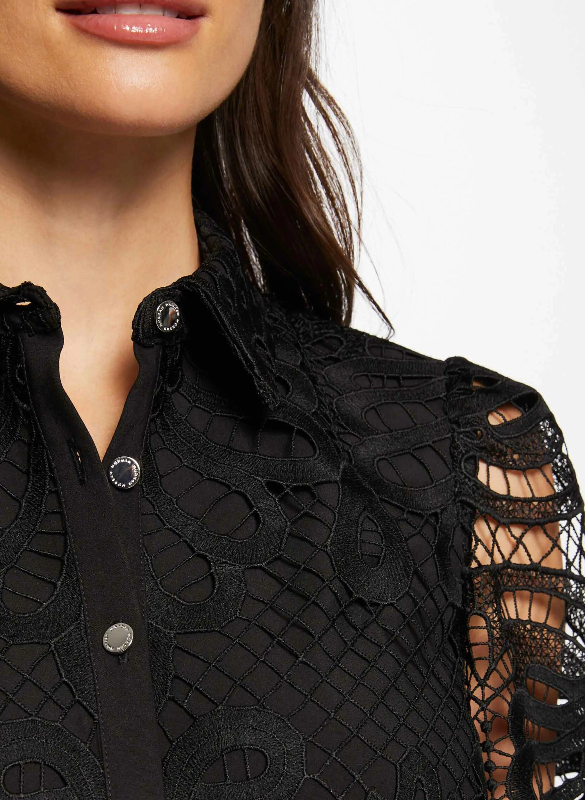 MORGAN COSLAX  TOP CON CUELLO CAMISERO DE ENCAJE EN NEGRO