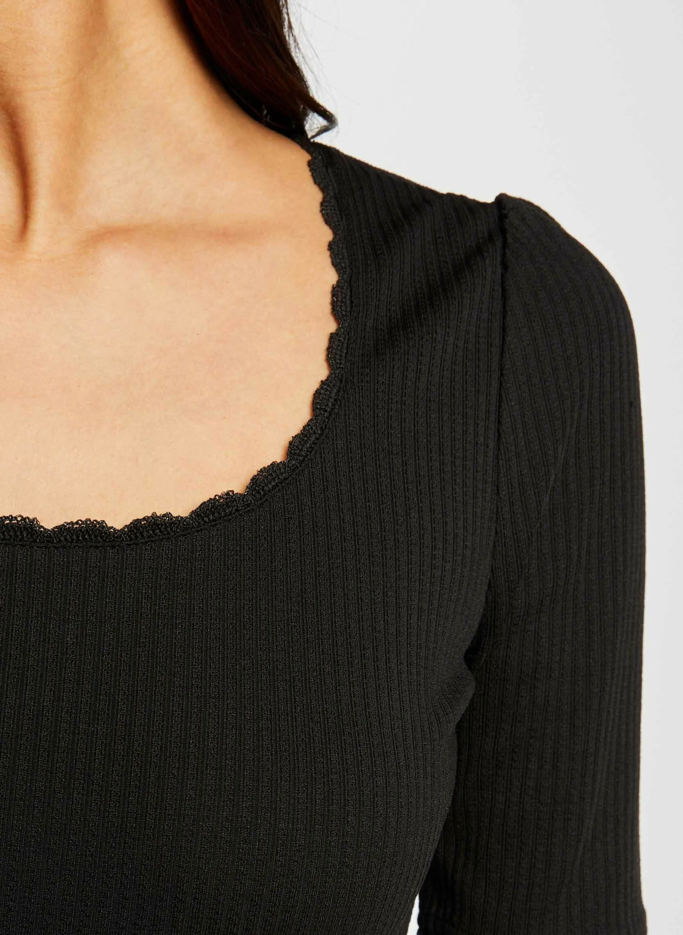MORGAN DABRI  CAMISETA EN NEGRO