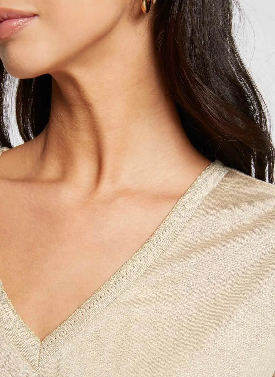 MORGAN DAGA  CAMISETA CON CUELLO EN V METALIZADO EN BEIGE