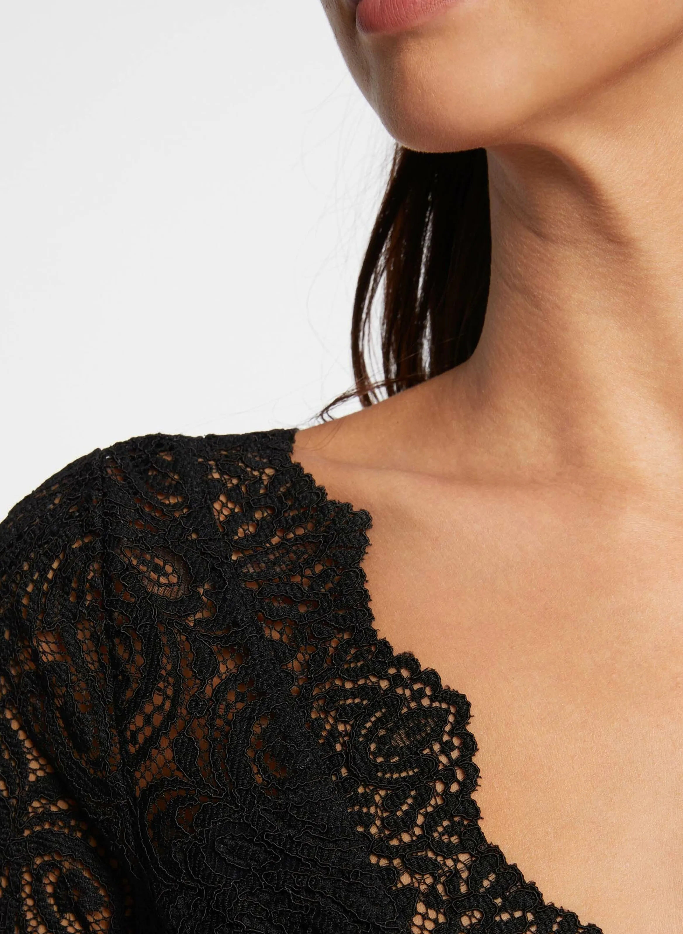 MORGAN DANAEL  BODY DE ENCAJE CON CUELLO DE PICO EN NEGRO