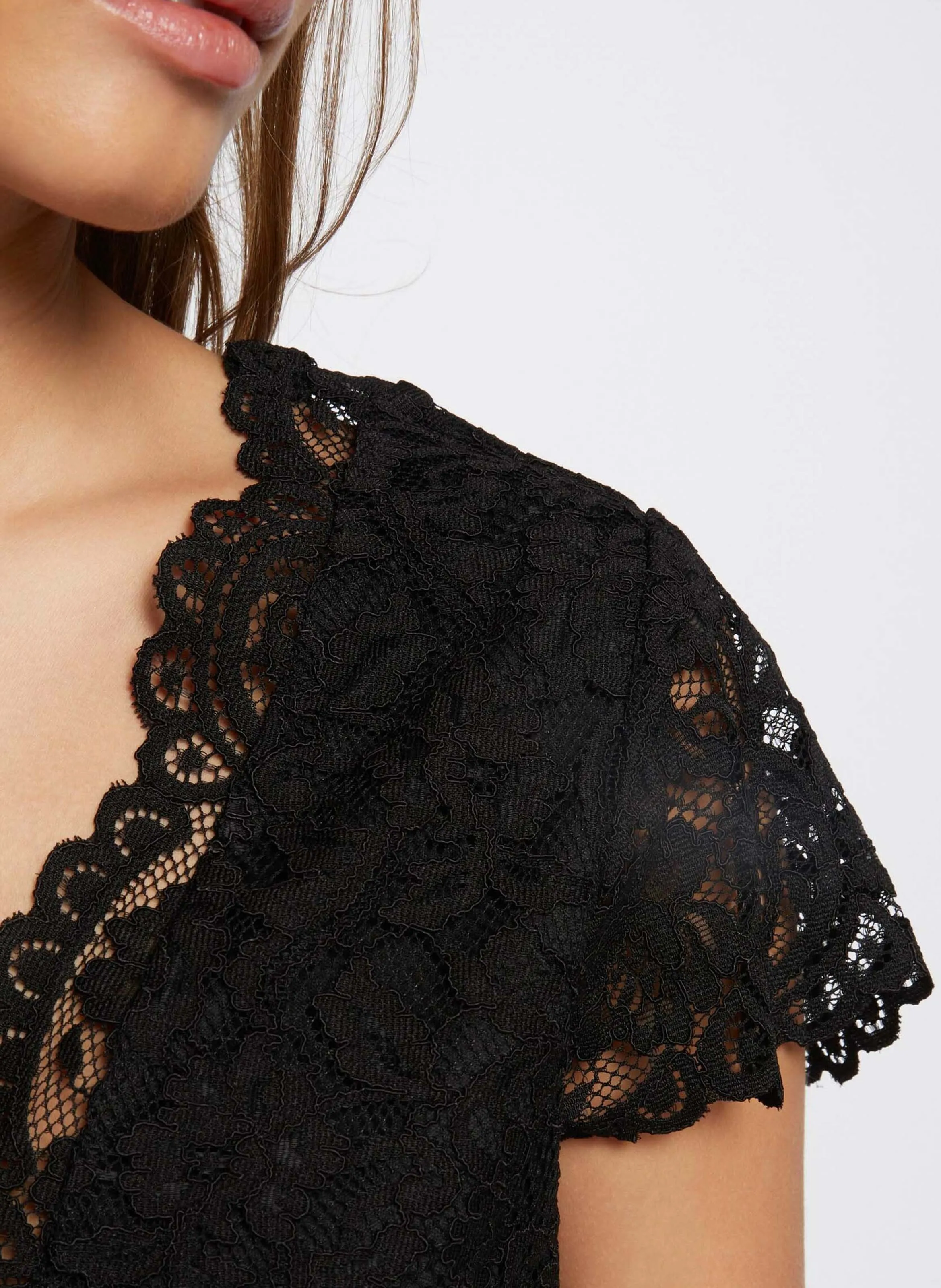 MORGAN DANSA  TOP CON CUELLO DE PICO DE ENCAJE EN NEGRO